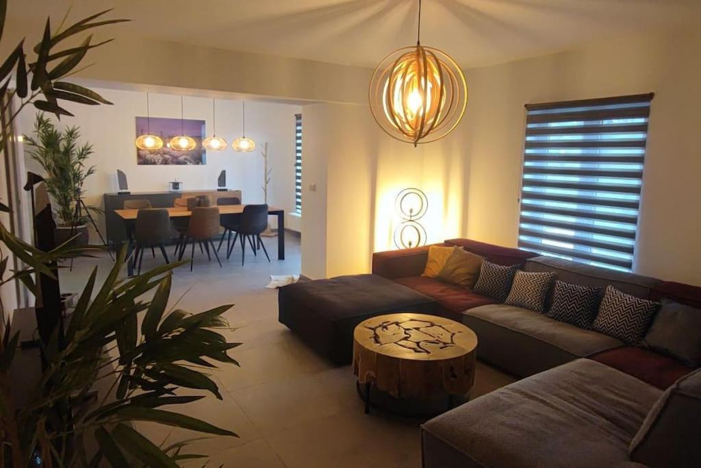 沙勒罗瓦L'escale tout confort的客厅配有沙发和桌子