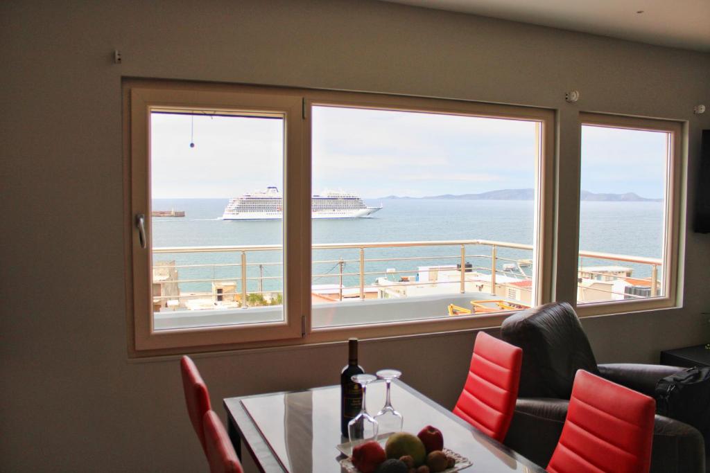 海若克利欧MAXIM APARTMENT的透过餐厅的窗户看到的游船