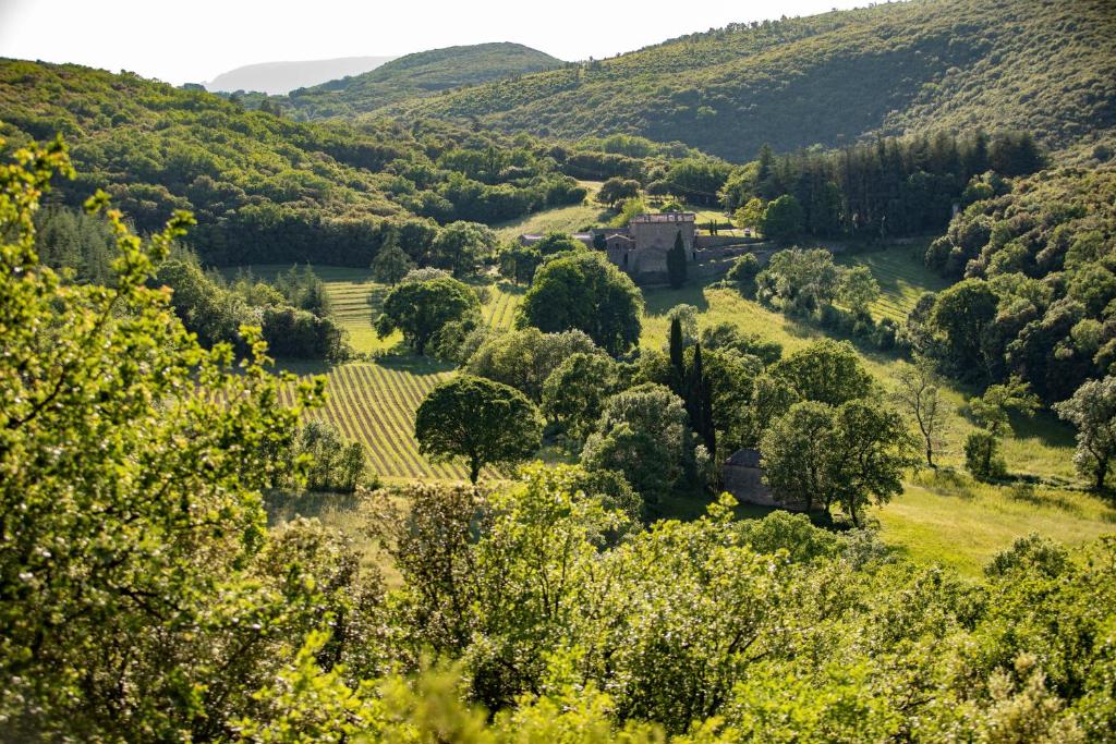 Pézenes-les-MinesFerme d'hôtes de Pouzes的从山谷中房子的山丘上欣赏美景