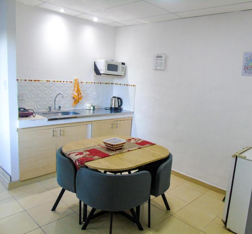 拉里奥哈Comodo y Practico departamento的一个带桌子和水槽的小厨房
