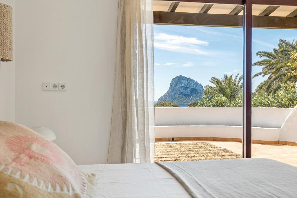 卡拉瓦德亚UNIO Ibiza - Adults Only的一间卧室配有一张床,享有海景
