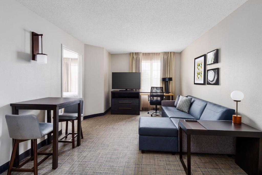 罗基希尔哈特福德落基山住宅酒店的客厅配有沙发和桌子