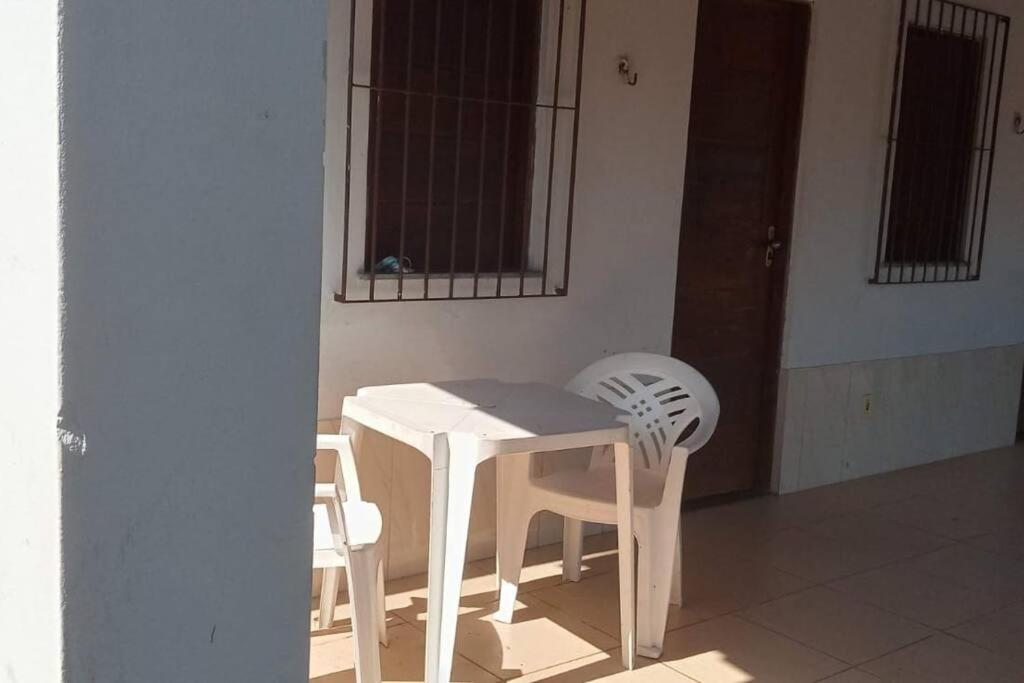 伊塔帕里卡岛维拉克鲁兹Cantinho do Relax的客房内的一张白色桌子和两把椅子
