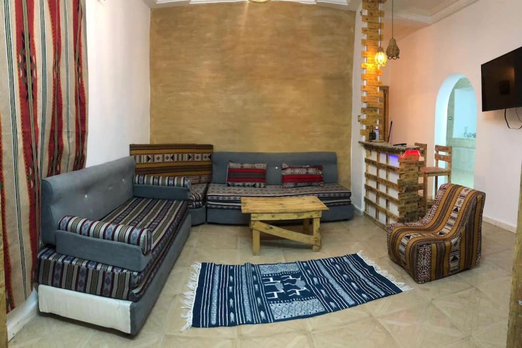 托泽尔Dar Chahla的带沙发和桌椅的客厅