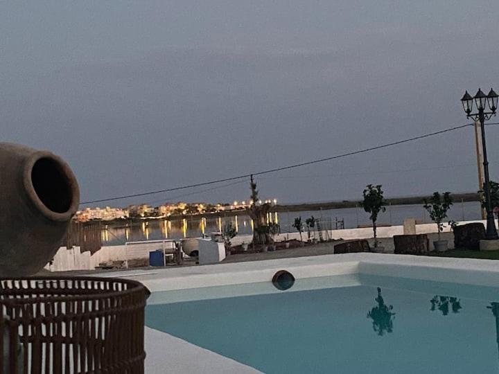 滨海罗克塔斯Mi Cortijo hotel de playa的海景游泳池