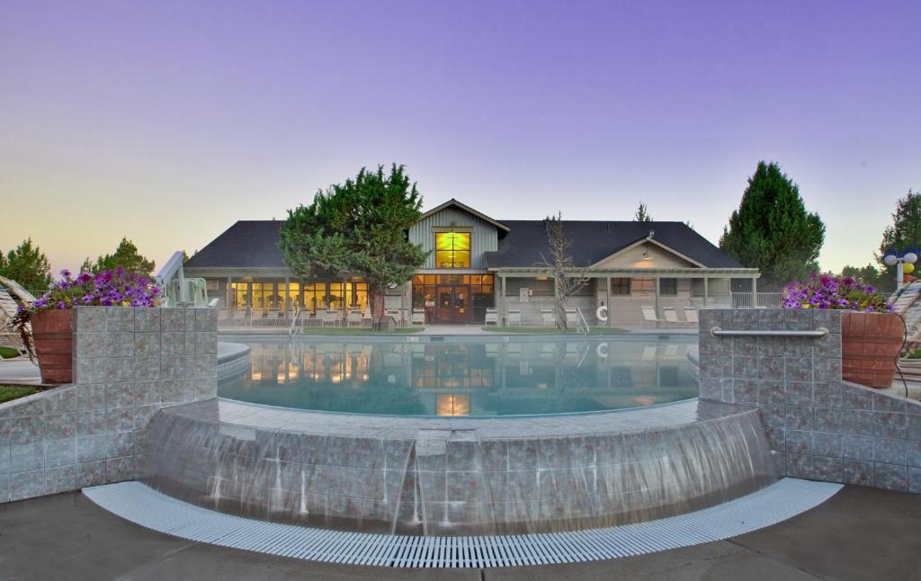 雷德蒙德鹰冠度假村的房屋前有游泳池的房子