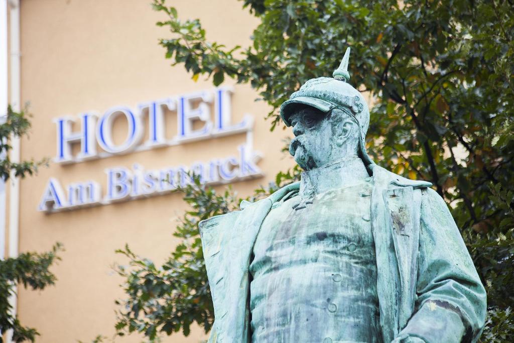 曼海姆埃蒙俾斯麦酒店的站在酒店前的男人雕像
