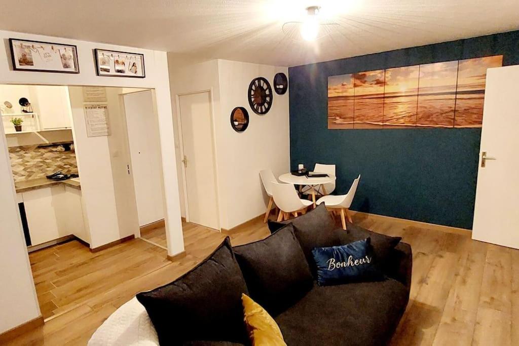 斯特拉斯堡appartement cosy Strasbourg的客厅配有沙发和桌子