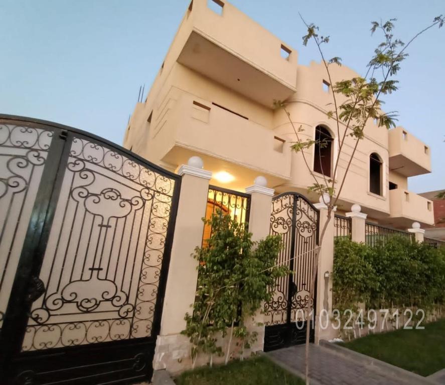 Sheikh ZayedBeautiful semi villa with private entrance in Sheikh Zayed- villa queen的前面有门的房子