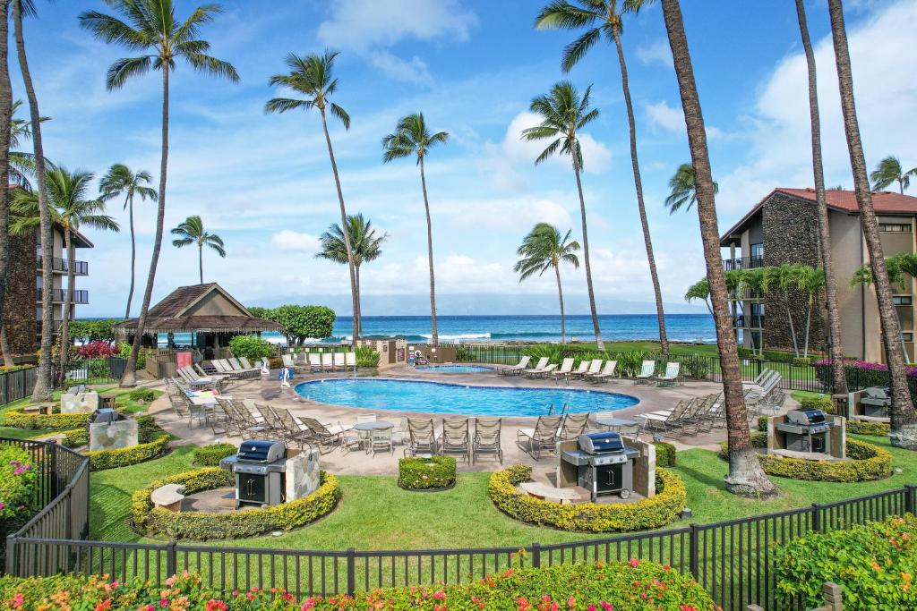 拉海纳阿斯顿帕帕克度假酒店的享有棕榈树游泳池和大海的景色