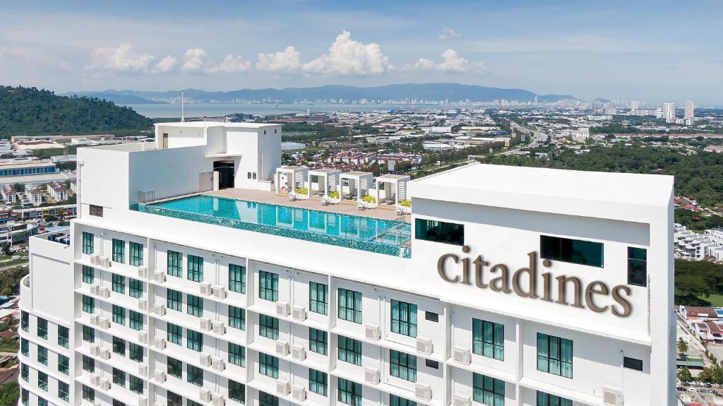 大山脚Citadines Prai Penang的一座建筑的顶部设有一个游泳池