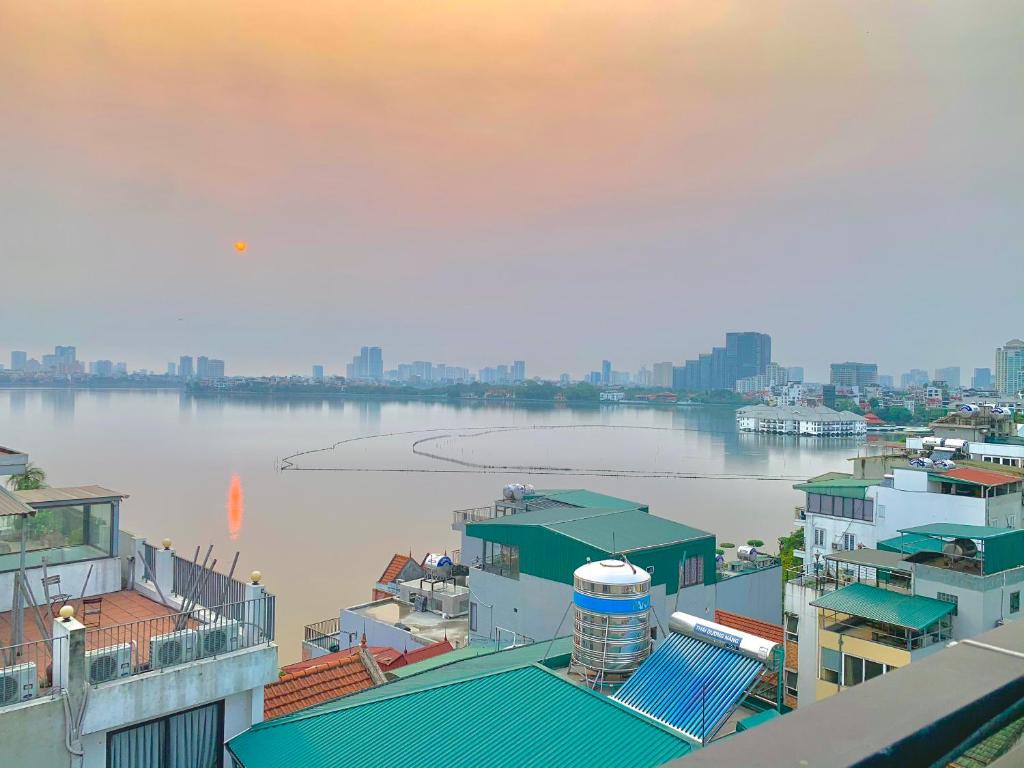 河内Homestay Vũ Miên, Tây Hồ, Ba Đình的水体和建筑物的景色