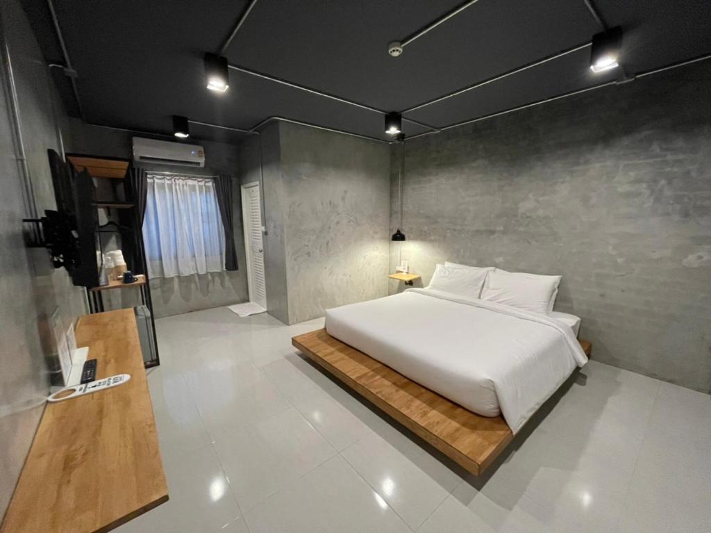 拉廊Loft Space Hotel的卧室配有一张白色大床