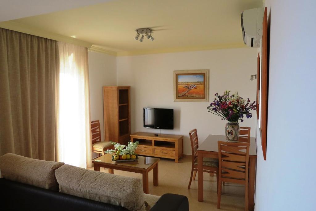 托雷德尔马尔Apartamentos Turisticos Las Yucas的客厅配有沙发和桌子