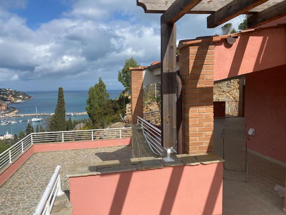 圣托斯特凡诺港Luxury beach house的享有水景的房屋阳台