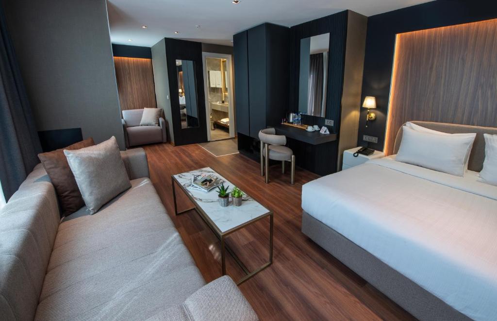伊斯坦布尔波斯佛拉酒店的酒店客房,配有床和沙发