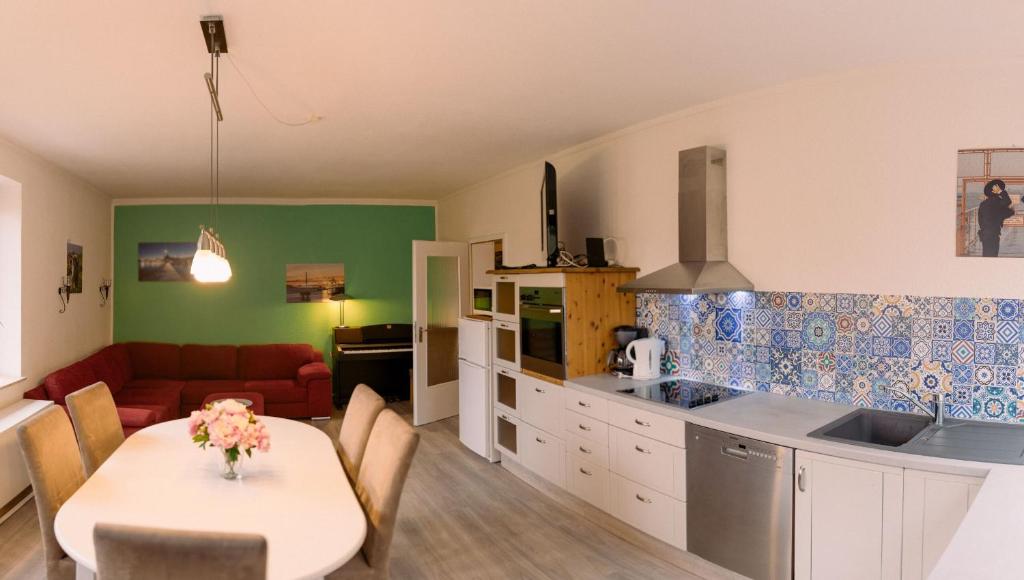 波鸿Haus Oveney的厨房以及带桌子和沙发的客厅。