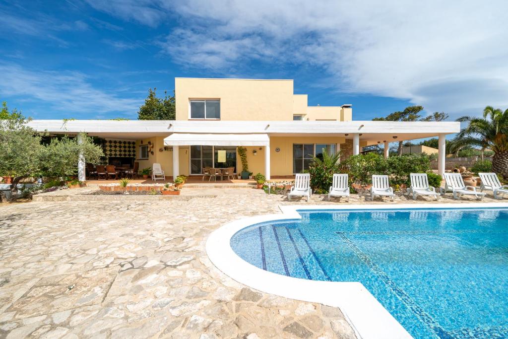拉梅特拉·德·玛尔Vila Roser的一座带游泳池和房子的别墅
