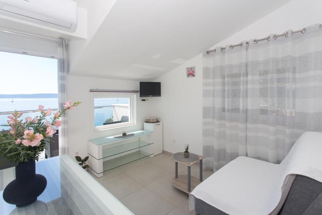 特罗吉尔Apartments Bandić - 30 meters to the beach的白色的客房设有床和窗户。