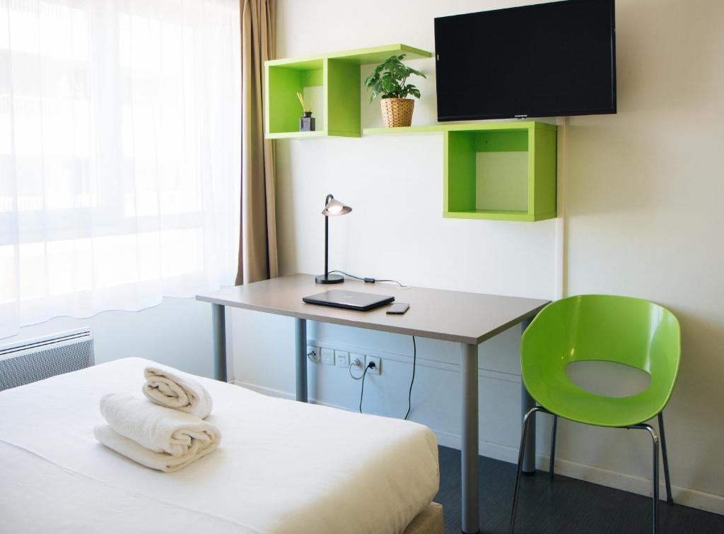 马赛Twenty Business Flats Marseille Timone的客房设有书桌、床和椅子。