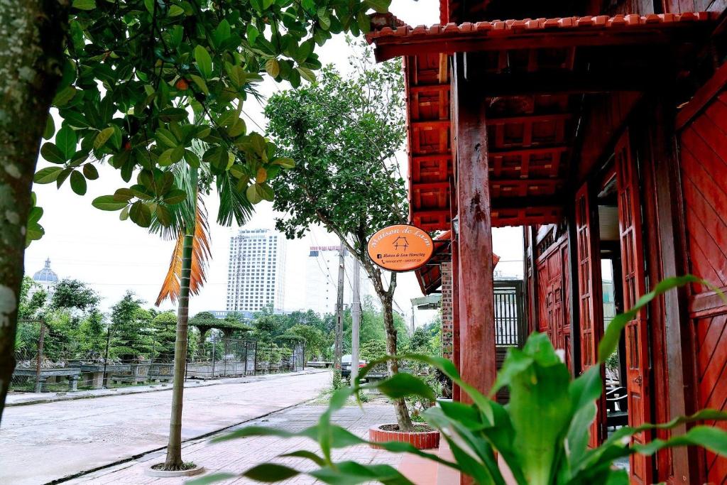 Ða GiaNinh Binh Green Homestay的街道边有树木的红色建筑