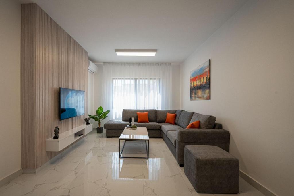 安曼Al Kawther Hotel Apartments的客厅配有沙发和桌子