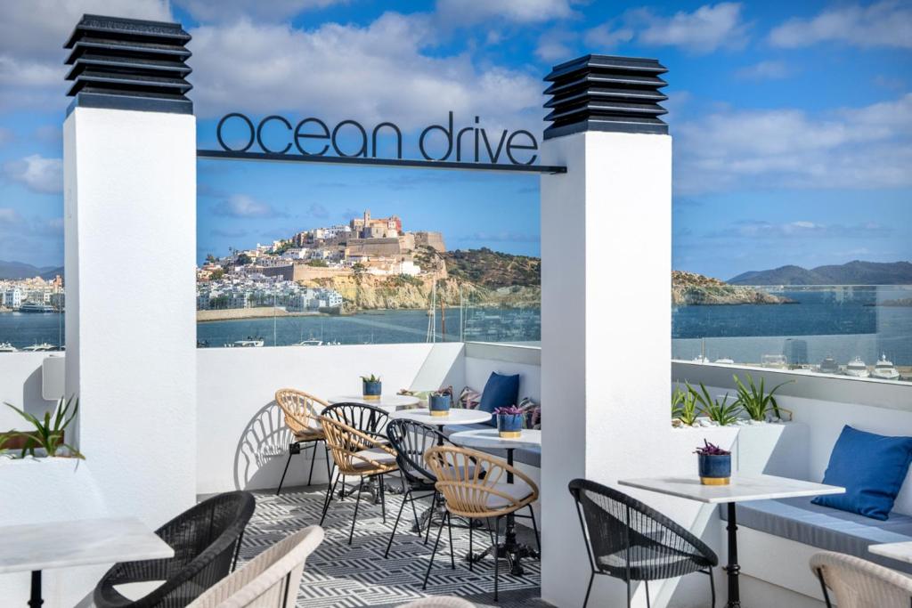 伊维萨镇Ocean Drive Ibiza的一个带桌椅的户外庭院,享有城堡的景色