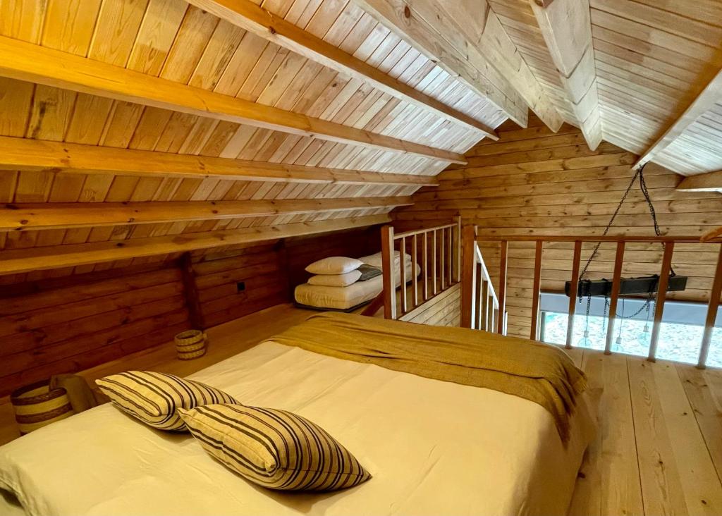 丰沙尔Mountain Eco Shelter 7的小木屋内一间卧室,配有一张床