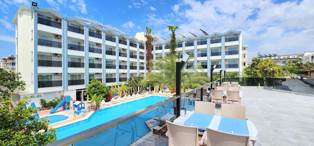 锡德Gazipasa Star Otel的一座带游泳池和度假村的酒店