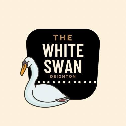 约克The White Swan Deighton的白色天鹅靠近黑杯子
