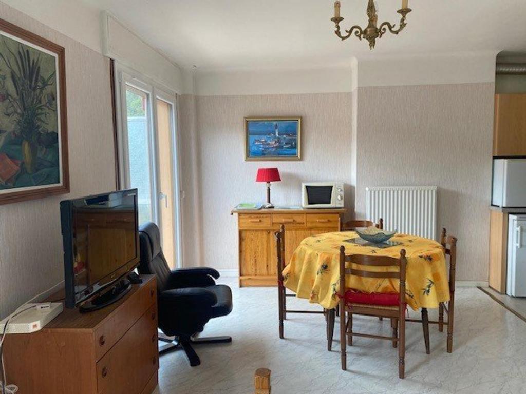 Studio Am&eacute;lie-les-Bains-Palalda, 1 pi&egrave;ce, 2 personnes - FR-1-703-74&#x7684;&#x7535;&#x89C6;&#x548C;/&#x6216;&#x5A31;&#x4E50;&#x4E2D;&#x5FC3;