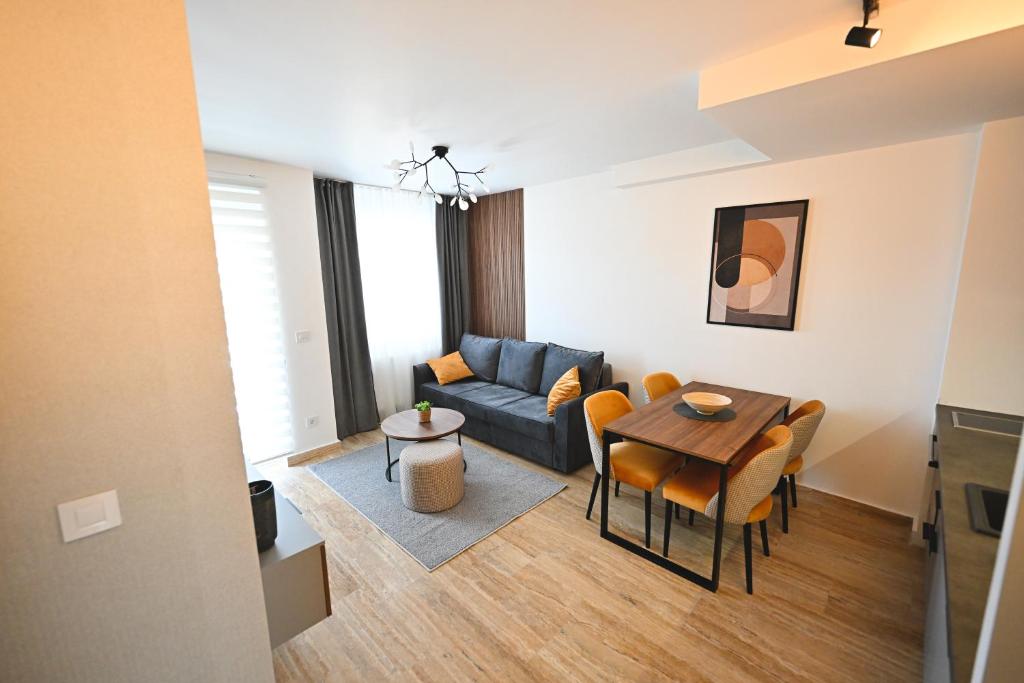 兹拉蒂博尔Tasa Apartmani的客厅配有沙发和桌子