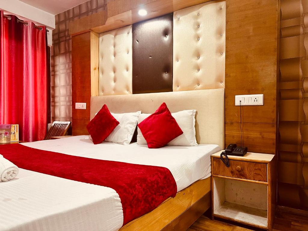 马拉里WooibHotels The Solitaire的酒店客房 - 带两张带红色枕头的床