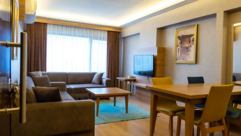 伯萨Bursa Suites Apart Otel的客厅配有沙发和桌子