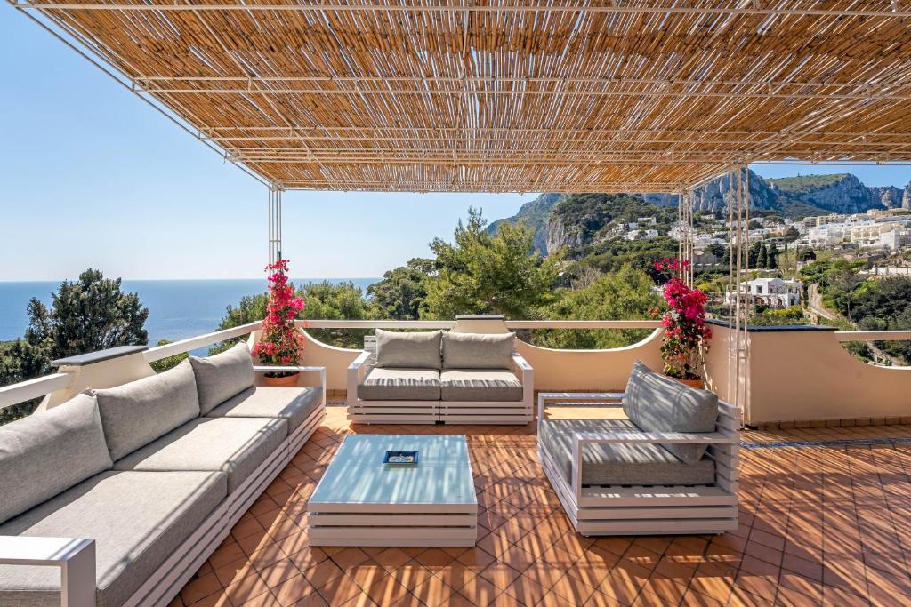 卡普里Oliveto Capri apartments的客厅配有沙发和桌子