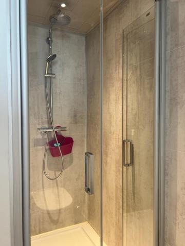 布鲁日MORI的浴室里设有玻璃门淋浴