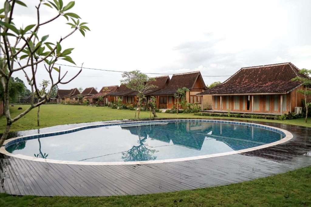 DadapanIjen Estate Resort And Villa的一座房子的院子内的游泳池