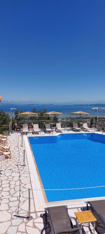雷夫卡达镇塞米勒米斯酒店的大型海景游泳池