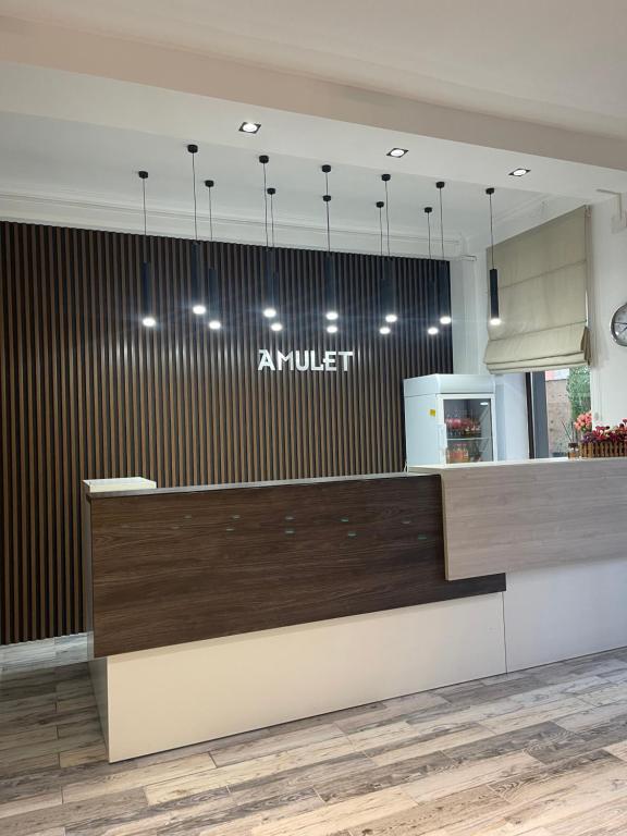 塔拉兹Гостиница Amulet的机场大厅,有柜台和灯