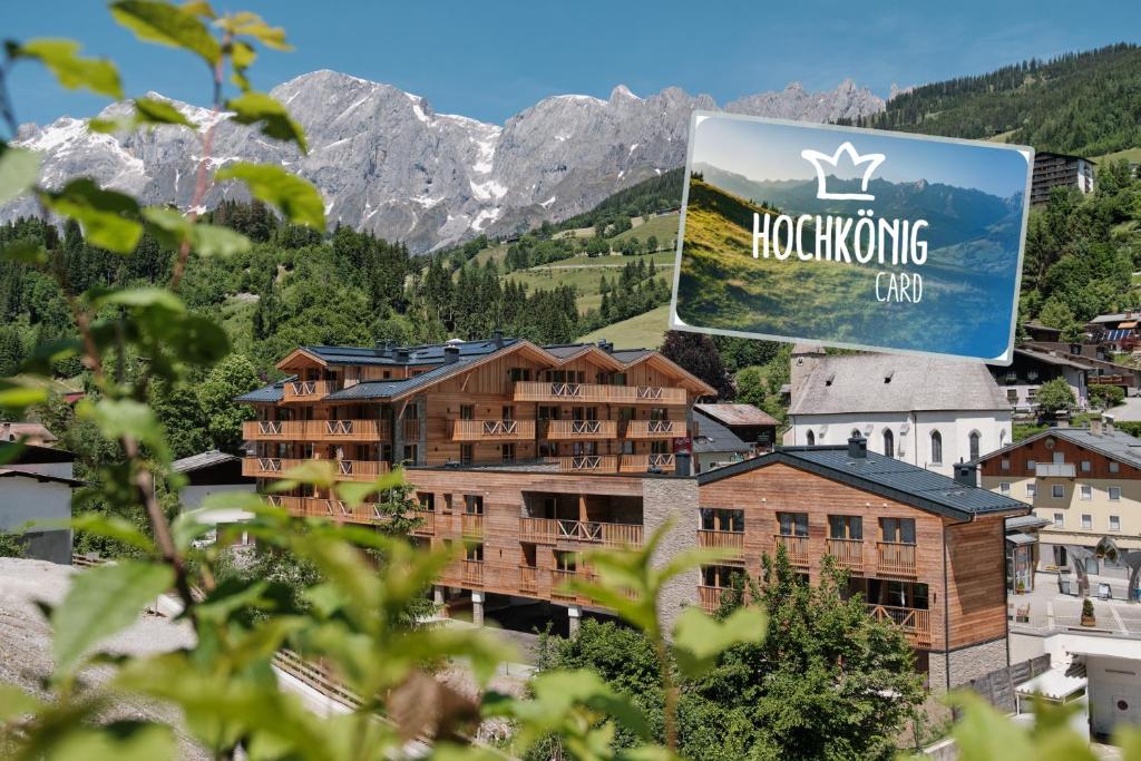 上柯尼希山麓米尔巴赫AlpenParks Hotel & Apartment Hochkönig的享有山村美景,设有酒店
