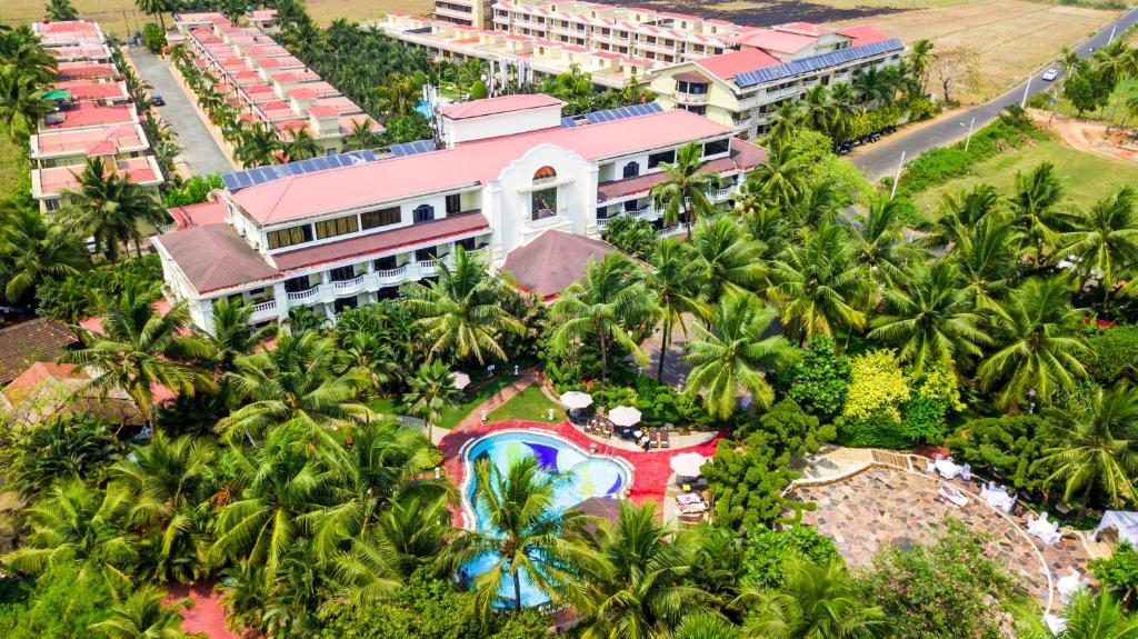 比纳里姆Fortune Resort Benaulim, Goa - Member ITC's Hotel Group的享有带游泳池的度假村的空中景致