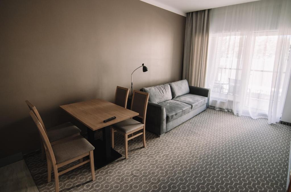 纳尔瓦约埃苏Merepargi ApartHotel & Cafe的客厅配有沙发和桌子