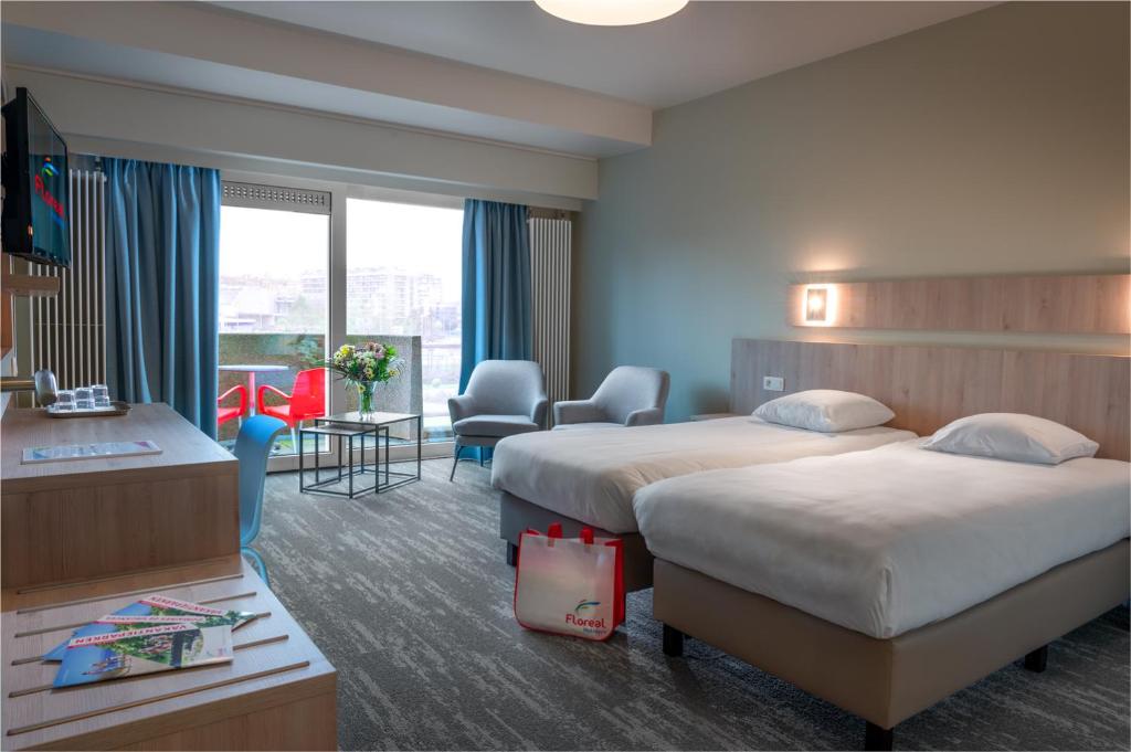 布兰肯贝赫弗洛雷亚尔布兰肯贝赫酒店的酒店客房配有两张床和一张书桌
