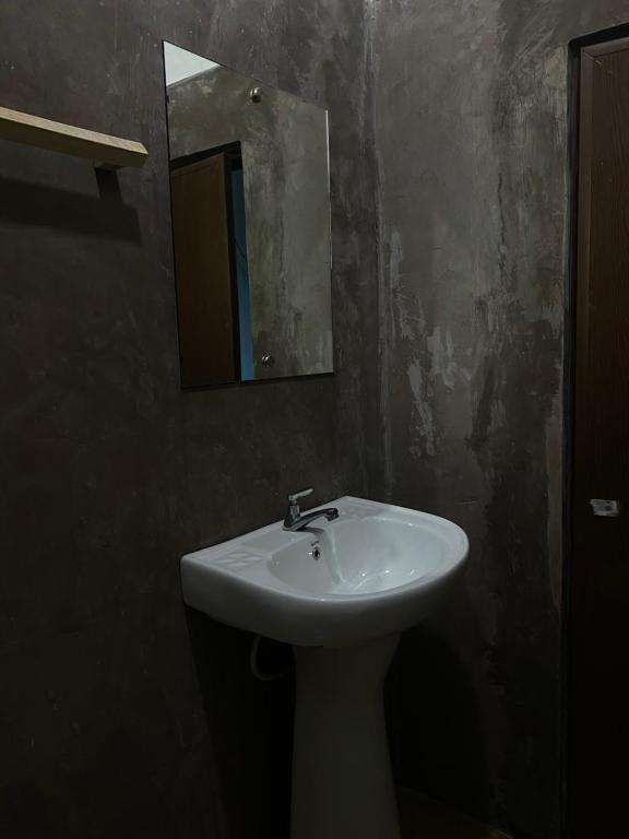 努沃勒埃利耶Rustique House dbl的浴室设有白色水槽和镜子