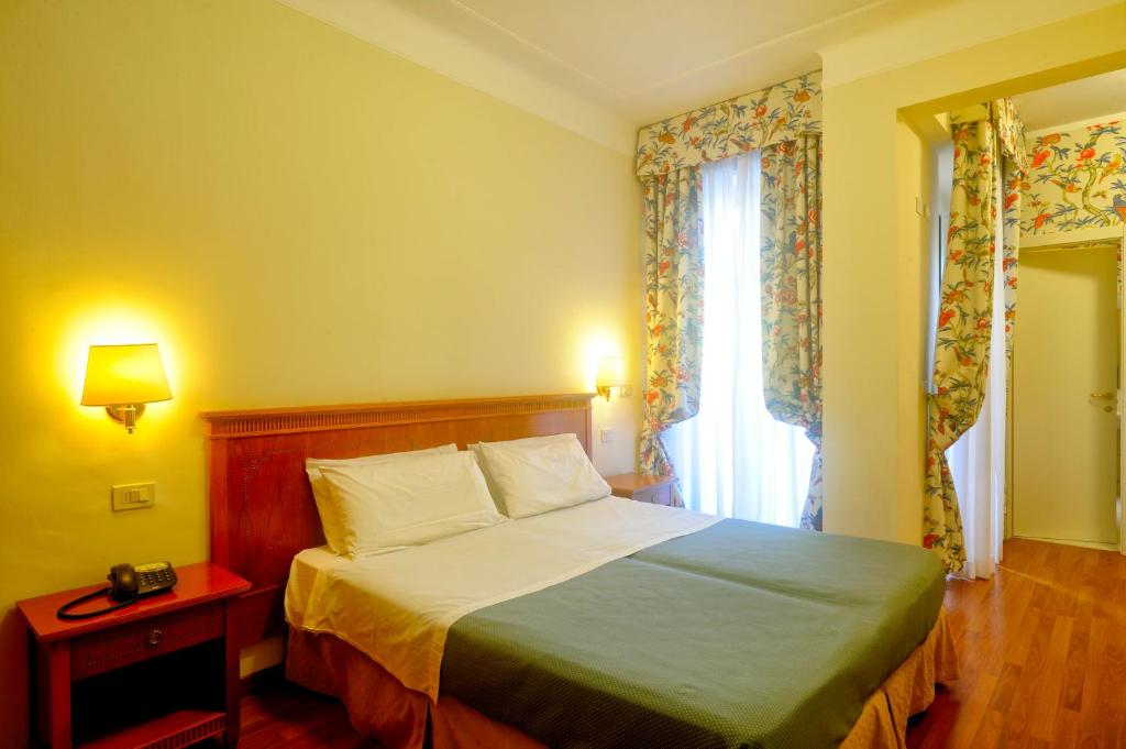 阿拉西奥玛吉斯迪克酒店的一间卧室设有一张床和一个窗口