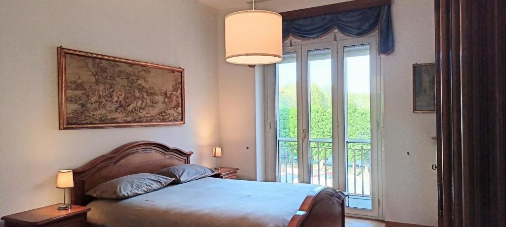 皮内罗洛Casa Caty的一间卧室设有一张床和一个大窗户