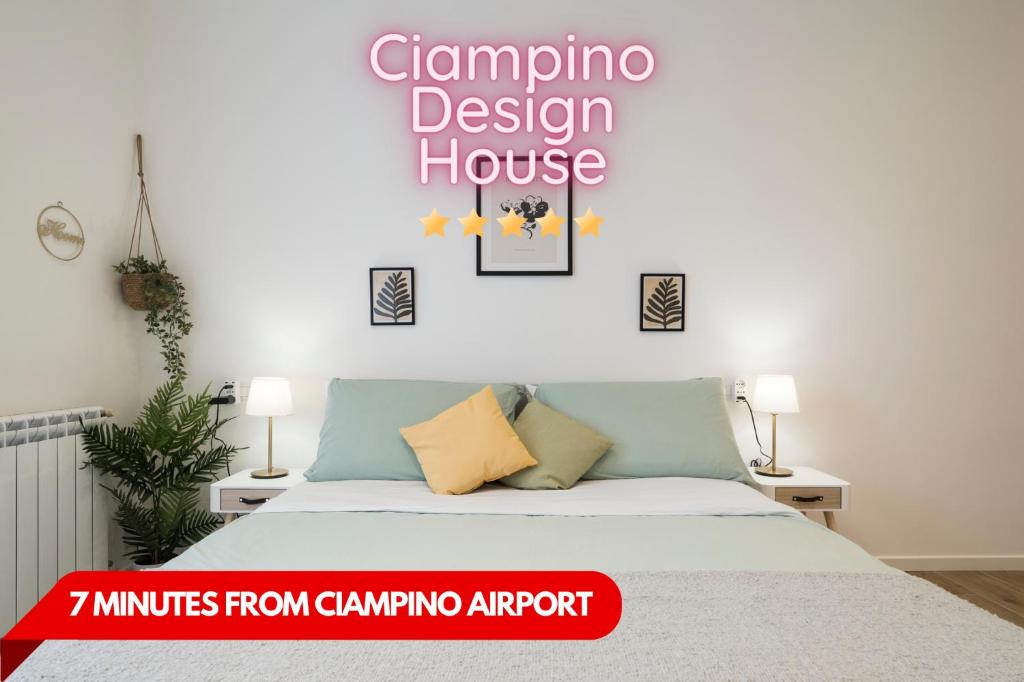 钱皮诺Casa Design Con A/C e WiFi_[7 MINUTI CIAMPINO AEROPORTO]的卧室配有一张挂有墙上标志的床