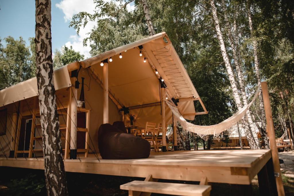 LeplyavoGlamping Mandra Kanev的木制甲板上的带吊床的帐篷