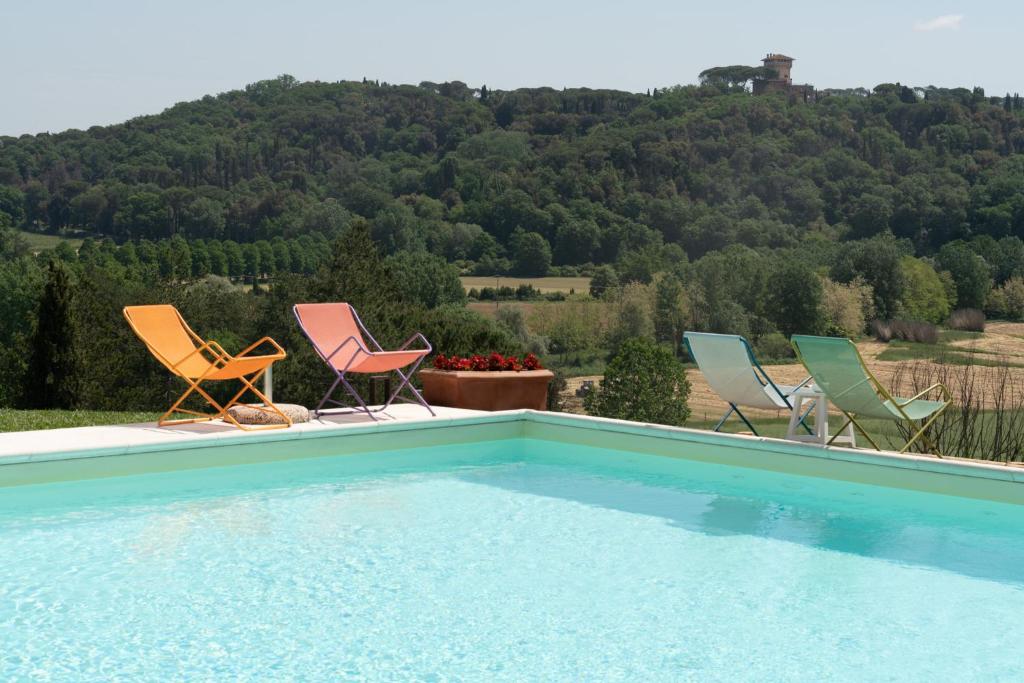 蒙塔约内Boccioleto Resort的一组椅子坐在游泳池旁
