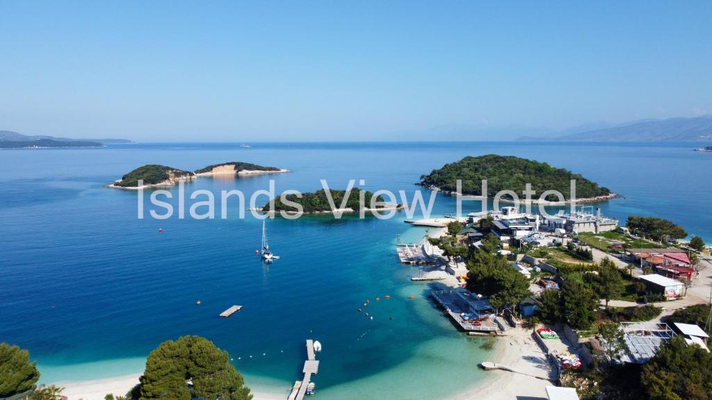 卡萨米尔Islands View Hotel的享有岛屿的空中景致